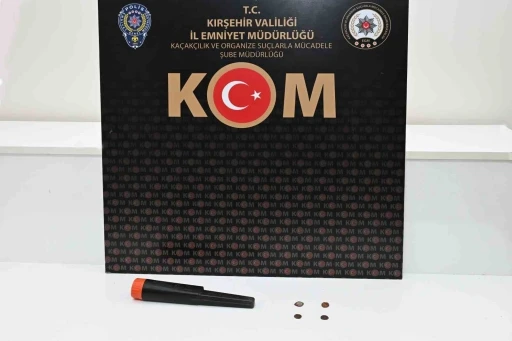 Kırşehir&rsquo;de durdurulan ara&ccedil;tan sikke ve uyuşturucu &ccedil;ıktı
