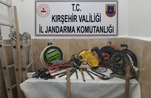 Kırşehir&rsquo;de ka&ccedil;ak kazı yapan 5 ş&uuml;pheli su&ccedil;&uuml;st&uuml; yakalandı
