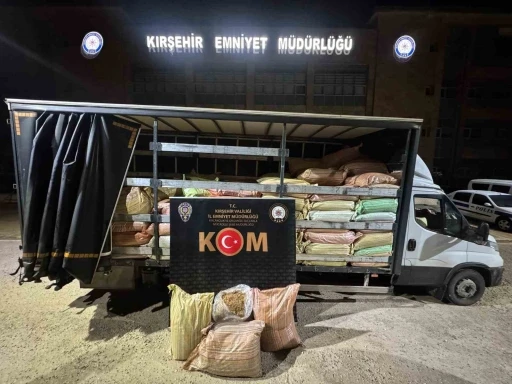 Kırşehir&rsquo;de ka&ccedil;ak t&uuml;t&uuml;n operasyonu: 3 bin 100 kilogram ka&ccedil;ak t&uuml;t&uuml;n ele ge&ccedil;irildi
