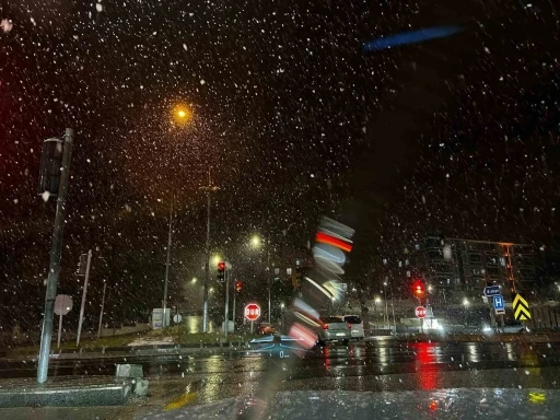 Kırşehir’de Nisan ayında kar yağdı

