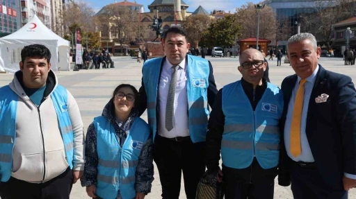 Kırşehir&rsquo;de &ouml;zel bireylerden kadınlara g&uuml;l ve karanfil
