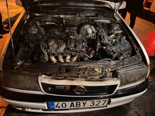 Kırşehir&rsquo;de park halindeki otomobil alevlere teslim oldu
