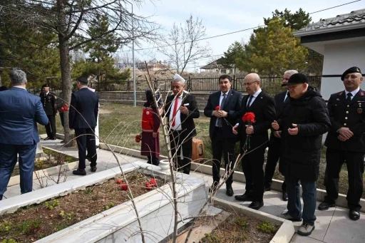 Kırşehir&rsquo;de şehit kabirlerine karanfil bırakıldı
