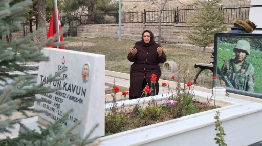 Kırşehir&rsquo;de şehitlikte duygusal anlar yaşandı
