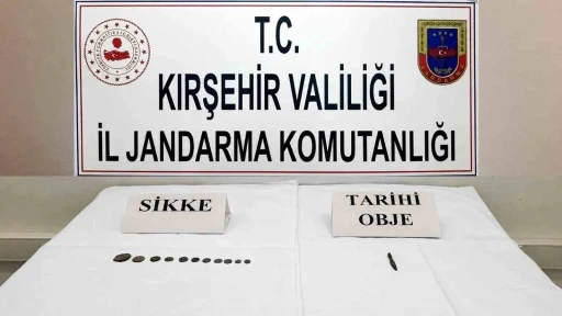 Kırşehir&rsquo;de tarihi eser operasyonu: Sikke ve objeler ele ge&ccedil;irildi
