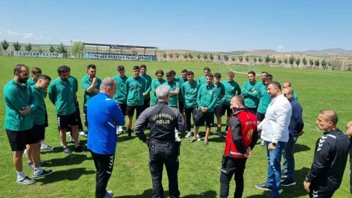 Kırşehir emniyetinden futbolculara tatlı ikramı
