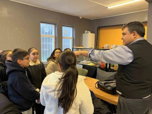 Kırşehir Vali Yardımcısı Balcı tost yaptı, &ouml;ğrencilerin hesabını &ouml;dedi
