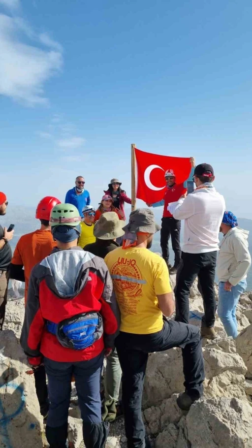 Kırşehirli 3 dağcı Anamas Dağları Dedegöl Zirvesine tırmandı
