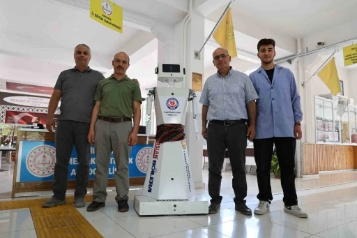 Kırşehirli öğrencilerden mihmandar robot: ’AhiBot’ okula gelenleri karşılıyor

