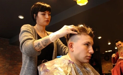 Kış ayları öncesi saç dökülmesine karşı uyarı: &quot;Saçın da neme ihtiyacı var&quot;
