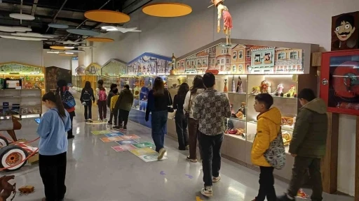 Kış kul&uuml;b&uuml; bilim merkezini inceledi
