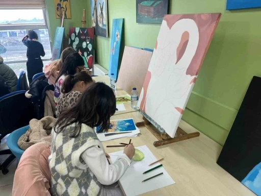 Kış kul&uuml;b&uuml;nde resim etkinliği
