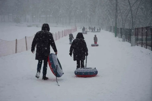 Kış turizminin g&ouml;zdesi Kartepe&rsquo;de kar sevinci
