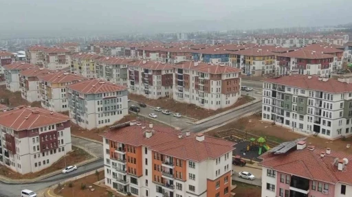 Kısa s&uuml;rede evleri teslim edilen Nurdağılı depremzedelerden devlete teşekk&uuml;r
