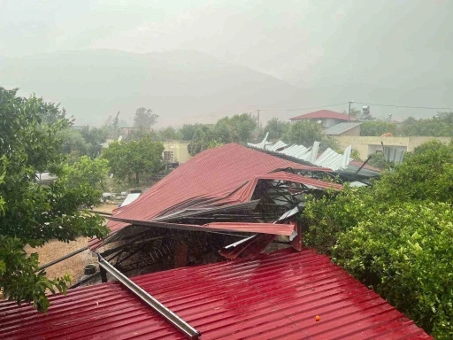 Kısa süreli yağış ve fırtına korku dolu anlar yaşattı
