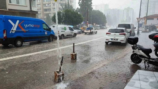 Kısa s&uuml;ren yağmur hayatı fel&ccedil; etti
