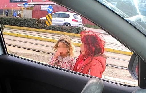 Kışın &ccedil;ıplak bacaklarla dilenen &ccedil;ocukların hali y&uuml;rek burktu
