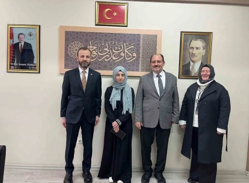 Kitap okuma yarışmasında T&uuml;rkiye birincisi &ouml;ğrenci &ouml;d&uuml;llendirdi
