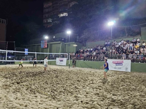 Kıyasıya geçen plaj voleybolu turnuvası sona erdi
