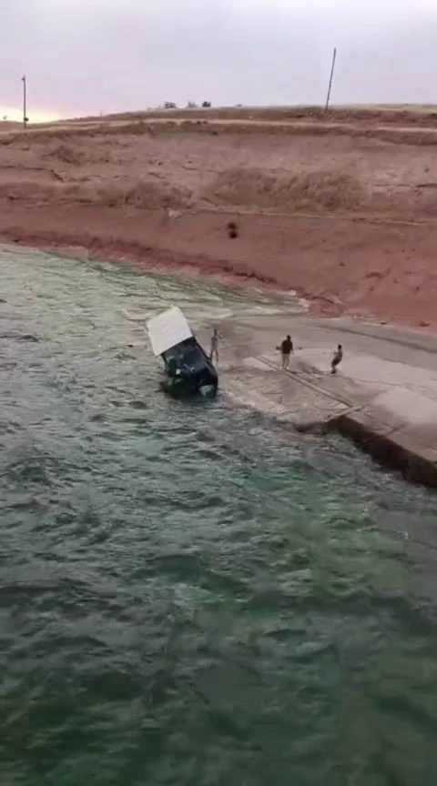Kıyıdaki tekne rüzgarın etkisiyle suya gömüldü
