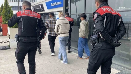 Kız kardeşini kafede bir erkekle g&ouml;r&uuml;nce ortalığı birbirine kattı
