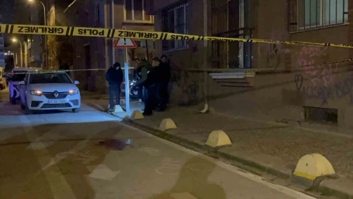 &rsquo;Kız&rsquo; kavgası kanlı bitti: 4 yerinden bı&ccedil;aklanan gen&ccedil; ağır yaralandı
