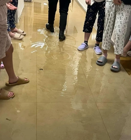 Kız yurdunda patlayan su borusu nedeniyle bazı odaları su bastı
