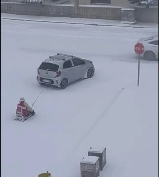 Kızağı araca bağlayıp &ccedil;ektiler, tehlikeli eğlence kameraya yansıdı
