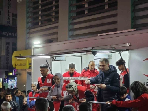 Kızılay Ağrı Şubesi, Kadir Gecesi’nde vatandaşlara lokma dağıttı
