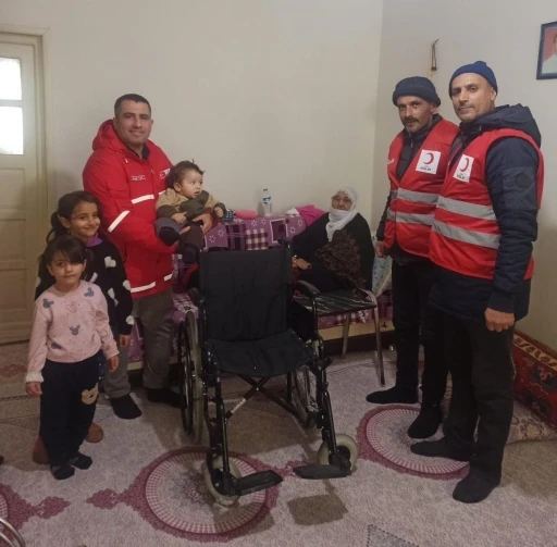Kızılay&rsquo;dan gazi eşine tekerlekli sandalye desteği

