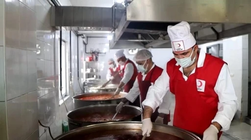 Kızılay’dan her gün binlerce aileye sıcak yemek desteği
