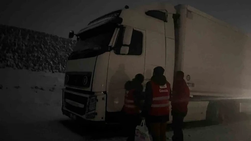 Kızılay&rsquo;dan mahsur kalan s&uuml;r&uuml;c&uuml;lere kumanya desteği
