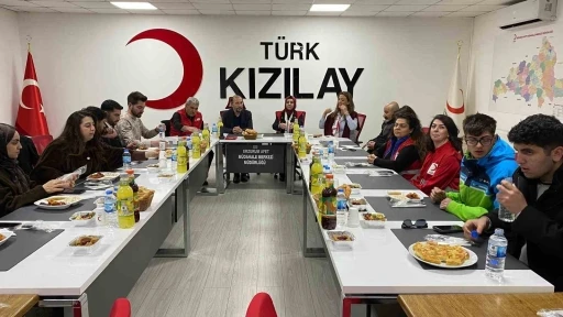 Kızılay&rsquo;dan &uuml;niversite &ouml;ğrencilerine "Anne Eli" iftar sofrası
