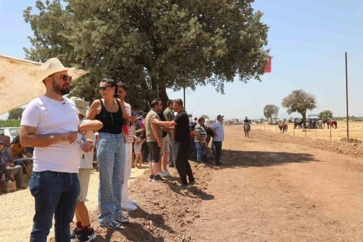 Kızılcabölük Rahvan At Yarışları yoğun katılımla gerçekleşti
