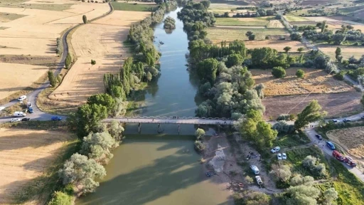 Kızılırmak Nehri&rsquo;nde &ccedil;ırpınan &ccedil;ocuğunu kurtarmak i&ccedil;in suya giren baba kayboldu
