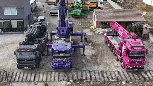 Kızının ‘Baba bizim de pembe vincimiz olsun’ sözlerinden ilham alarak vinçlerini rengarenk hale getirerek inşaat sektörüne renk kattı
