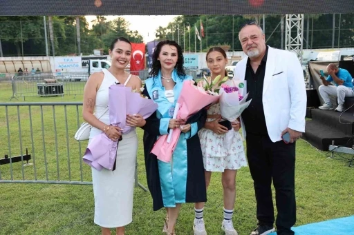Kızının kanseri yendiği g&uuml;n &uuml;niversiteden dereceyle mezun oldu
