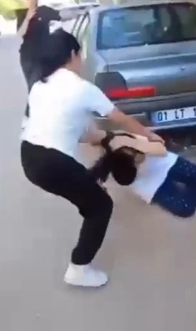 Kızların ‘küfür’ kavgası kamerada
