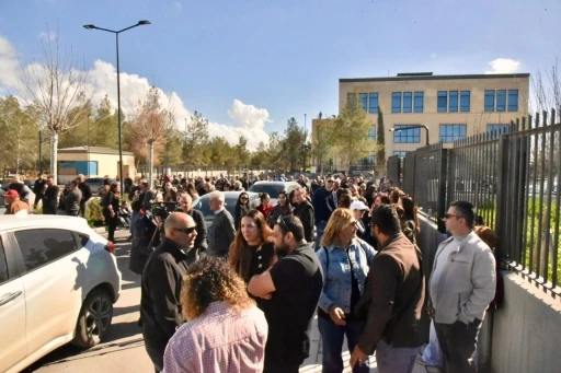 KKTC&rsquo;de fiber optik protokol&uuml;ne karşı Meclis &ouml;n&uuml;nde eylem