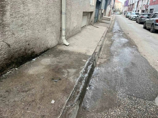 Klima suyu kaldırımı buz pistine &ccedil;evirdi
