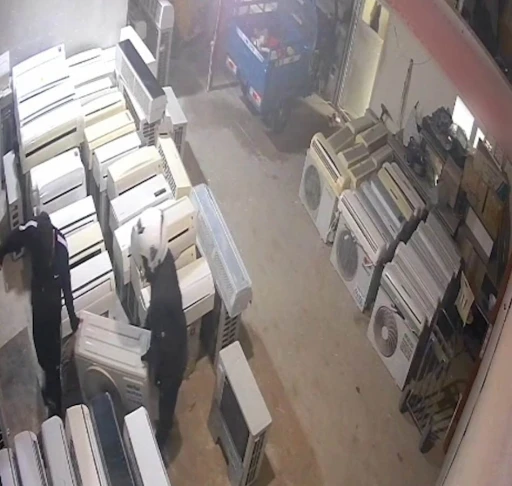 Klimayı &ccedil;alarken &ouml;nce kameraya, sonra polise yakalandılar
