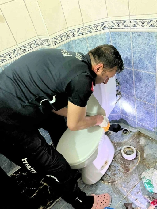 Klozete d&uuml;şen yavru kediyi itfaiye kurtardı

