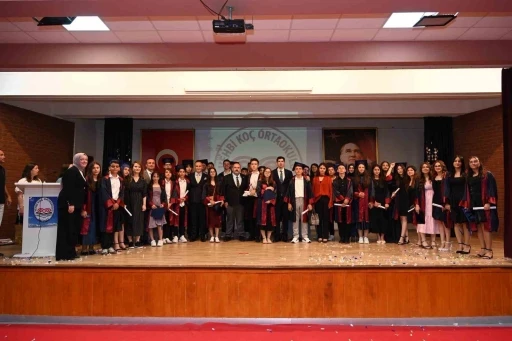 Ko&ccedil; ilk&ouml;ğretim mezunları kep attı
