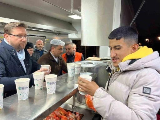 Kocaeli Büyükşehir Belediyesi &quot;Hızır 41&quot; ekipleri Küçükçekmece’deki vatandaşlara çorba dağıttı
