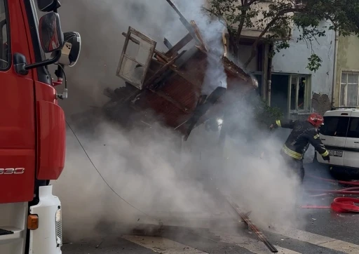 Kocaeli’de 2 ev alev alev yandı: Yanan ahşap ev duvarı 2 itfaiye erinin üzerine düştü
