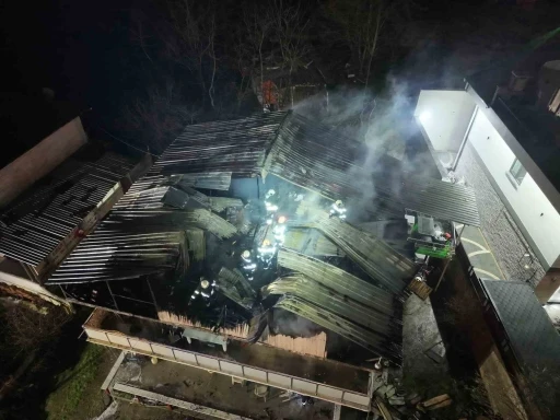 Kocaeli&rsquo;de 2 katlı evin &ccedil;atısı alevlere teslim oldu
