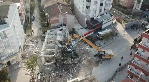 Kocaeli’de 4 kişiye mezar olan binanın enkazı kaldırılıyor
