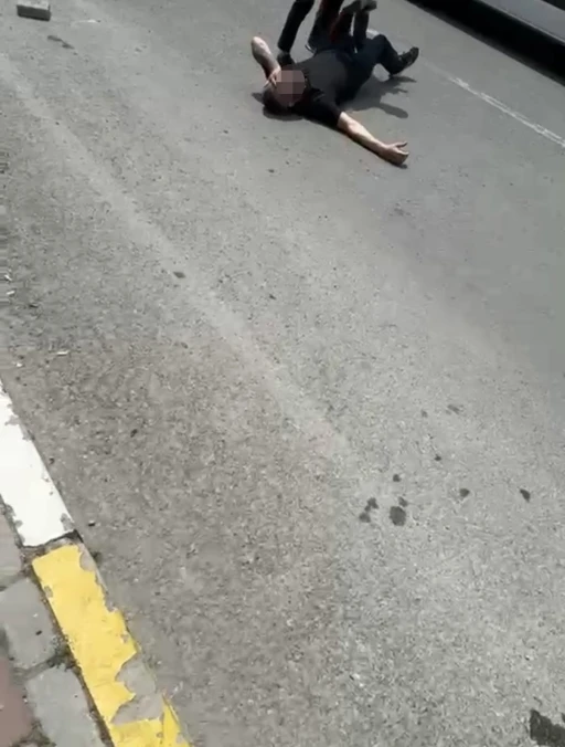 Kocaeli&rsquo;de adliye &ouml;n&uuml;nde silahlı saldırıya uğrayan kişi yaralandı

