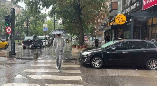 Kocaeli&rsquo;de aniden bastıran sağanak hayatı olumsuz etkiledi
