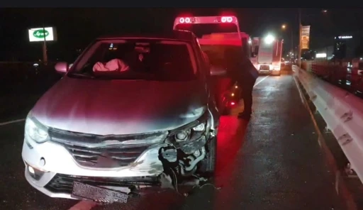 Kocaeli&rsquo;de bariyerlere &ccedil;arpan otomobilin s&uuml;r&uuml;c&uuml;s&uuml; yaralandı
